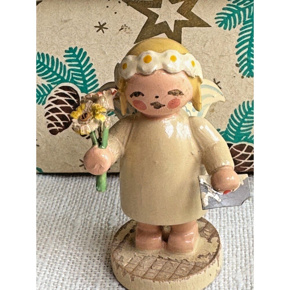 Vintage Wendt Kuhn Marguerite Angel holding flowers & letter, Erzgebirge Germany